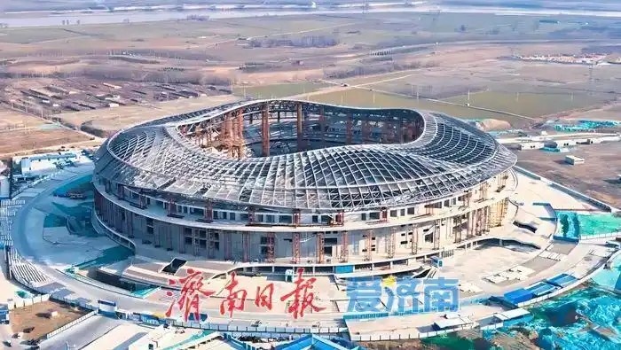 魯媒：戴上1.6萬噸“鋼鐵巨冠”，黃河體育中心球場完成屋蓋施工
